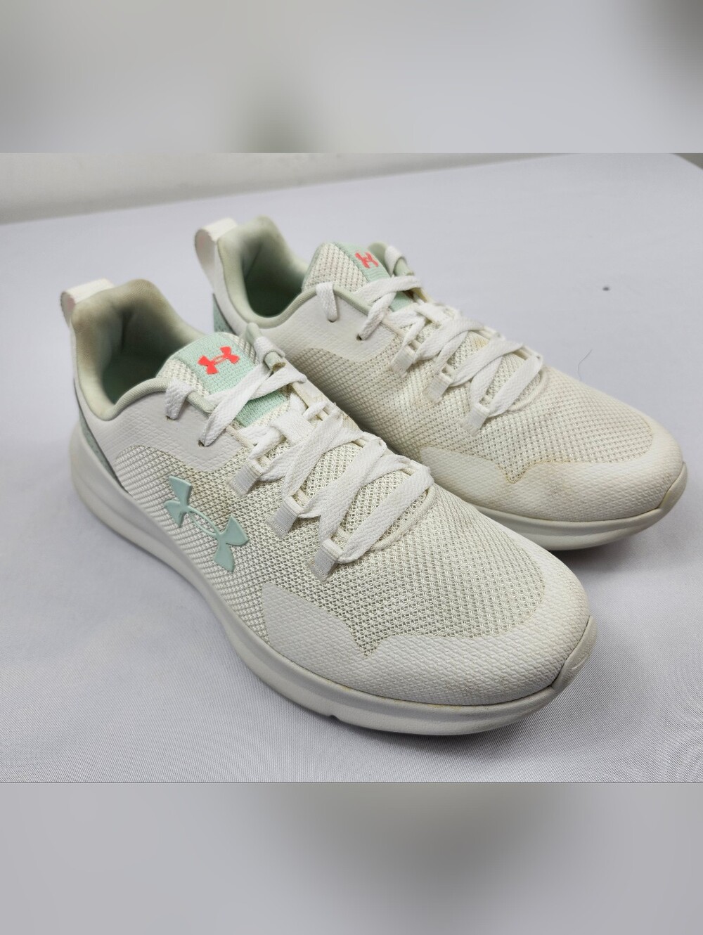 Under Armour Women’s Size 9 M White & Mint Athletic Training Sneakers